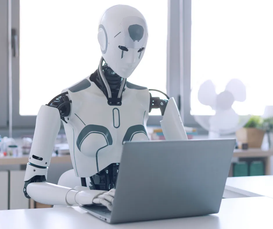 Robot pracuje przy laptopie